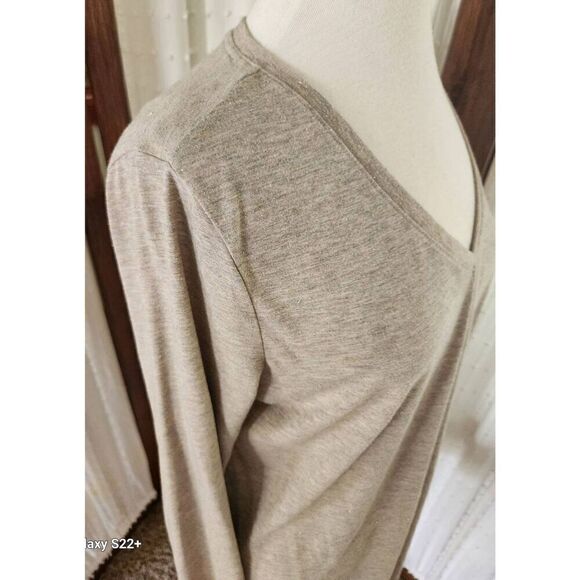 T70 Apt 9 Heather Tan Long Sleeve Tee w Gold Sparkly Threads V-neck - Picture 4 of 11